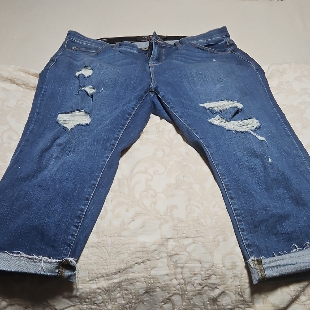 Women's Distressed Blue Jeans Torrid Size 18 cropped